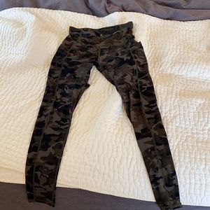 Camo athletic leggings size small side pockets 7/8 length